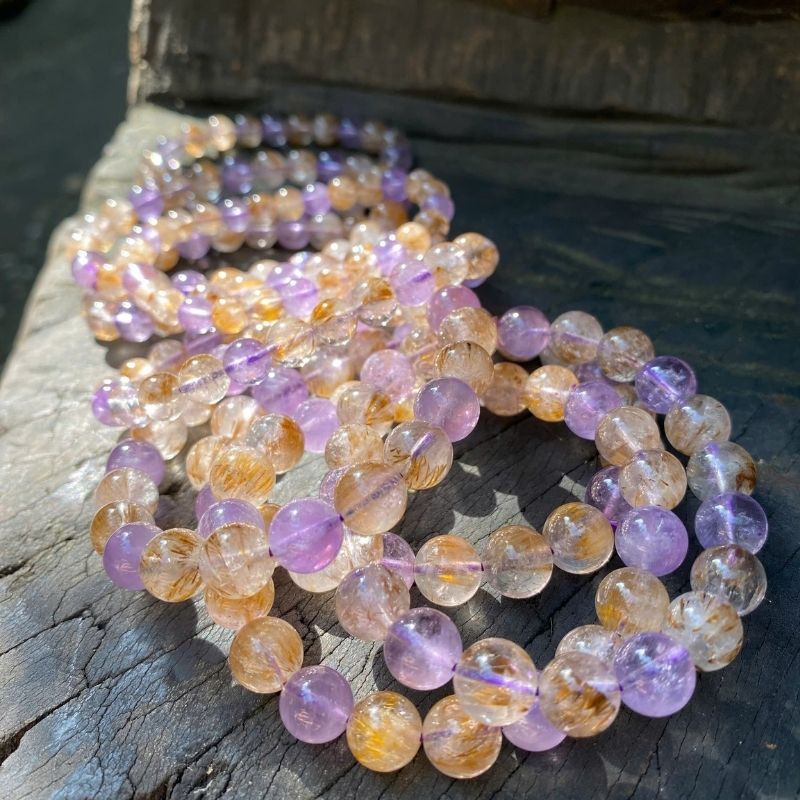 Thạch anh tóc nhiều màu được xem là loại đá "đa mệnh" Thạch anh tóc nhiều màu được xem là loại đá "đa mệnh"