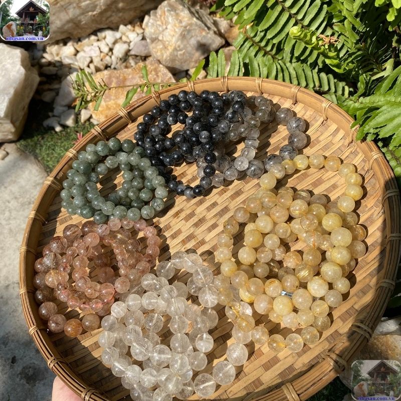 Đá đẹp sẽ lộ rõ độ trong và các sợi tóc sẽ phản xạ ánh sáng lấp lánh Đá đẹp sẽ lộ rõ độ trong và các sợi tóc sẽ phản xạ ánh sáng lấp lánh