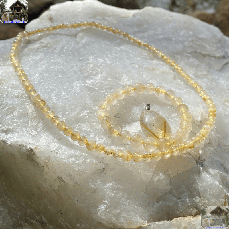 Đeo Thạch Anh Tóc Vàng theo bên người, hỗ trợ cân bằng cảm xúc và mang lại sự tự tin Đeo Thạch Anh Tóc Vàng theo bên người, hỗ trợ cân bằng cảm xúc và mang lại sự tự tin