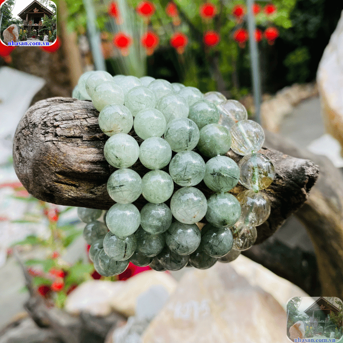 Thạch anh tóc xanh vốn được biết đến là một biến thể của đá thạch anh Thạch anh tóc xanh vốn được biết đến là một biến thể của đá thạch anh