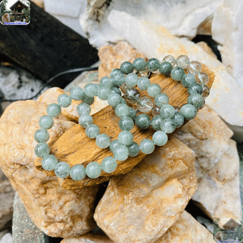 Đặc điểm nổi bật là các bao thể khoáng vật rutile có hình dạng sợi, mảng, màu xanh rêu Đặc điểm nổi bật là các bao thể khoáng vật rutile có hình dạng sợi, mảng, màu xanh rêu