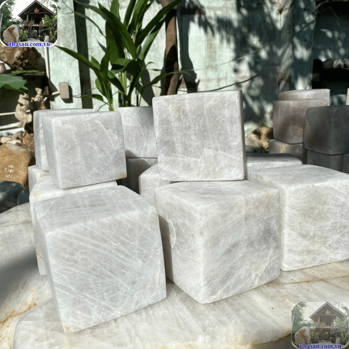 Thạch anh trắng được xem là biểu tượng của sự thanh cao, trí tuệ và cân bằng Thạch anh trắng được xem là biểu tượng của sự thanh cao, trí tuệ và cân bằng