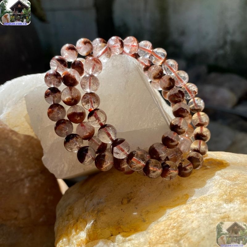 Trong phong thủy, màu đỏ luôn đại diện cho năng lượng dương, sự nhiệt huyết và may mắn Trong phong thủy, màu đỏ luôn đại diện cho năng lượng dương, sự nhiệt huyết và may mắn