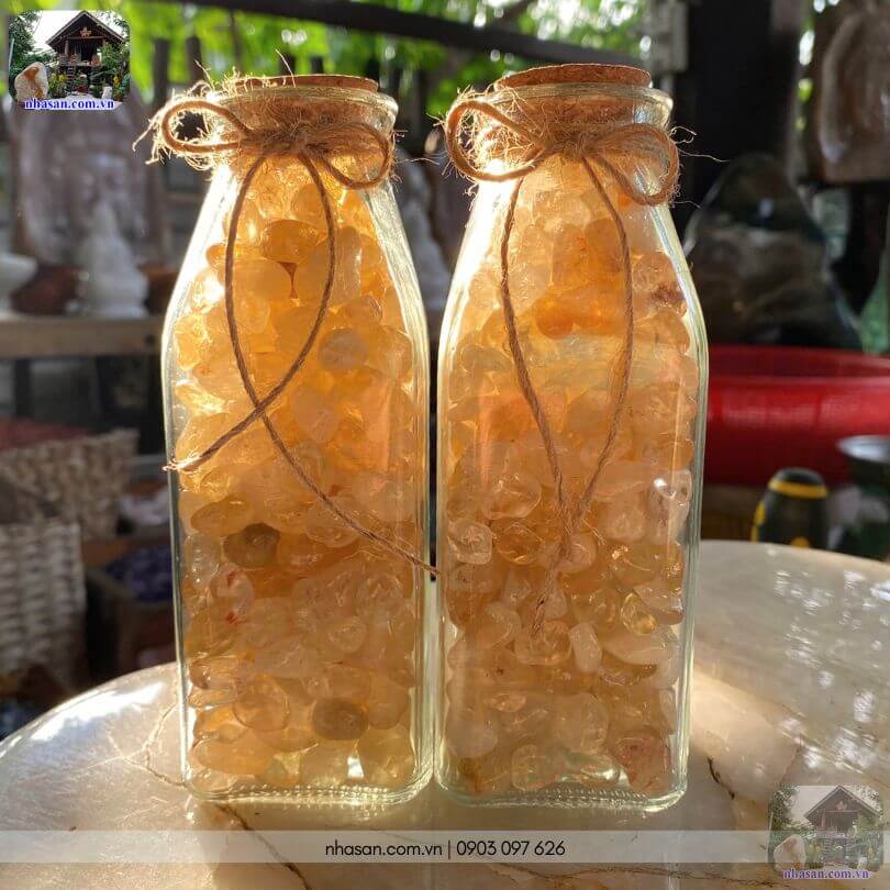 Hũ thủy tinh đựng thạch anh vàng vụn đặt trên bàn làm việc, góc tài lộc trong nhà Hũ thủy tinh đựng thạch anh vàng vụn đặt trên bàn làm việc, góc tài lộc trong nhà