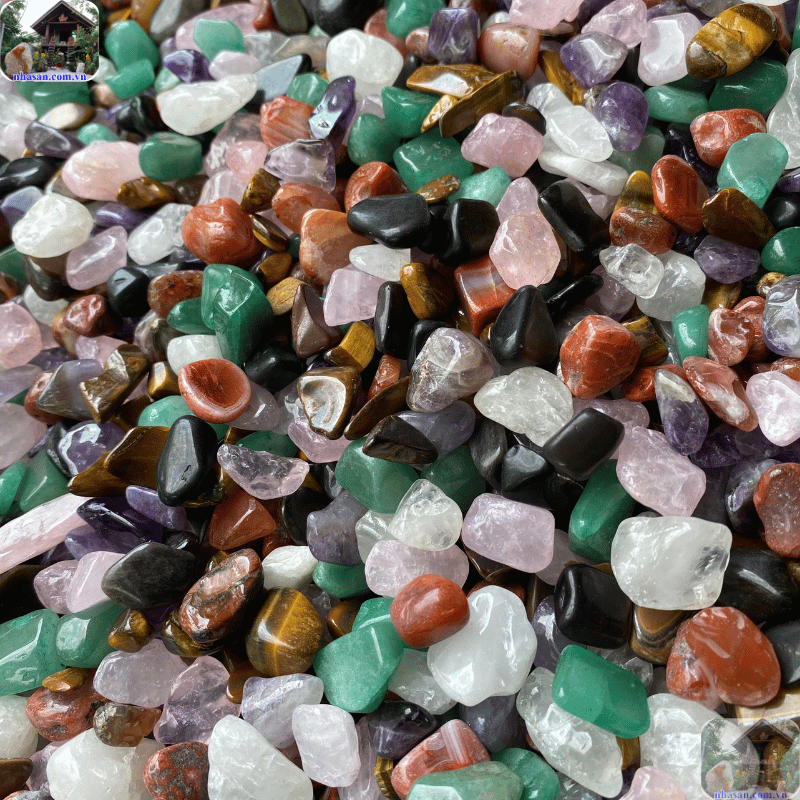 Thạch anh vụn, hay còn gọi là đá thạch anh nghiền nhỏ, thường được sử dụng để rải nền nhà, sân vườn Thạch anh vụn, hay còn gọi là đá thạch anh nghiền nhỏ, thường được sử dụng để rải nền nhà, sân vườn