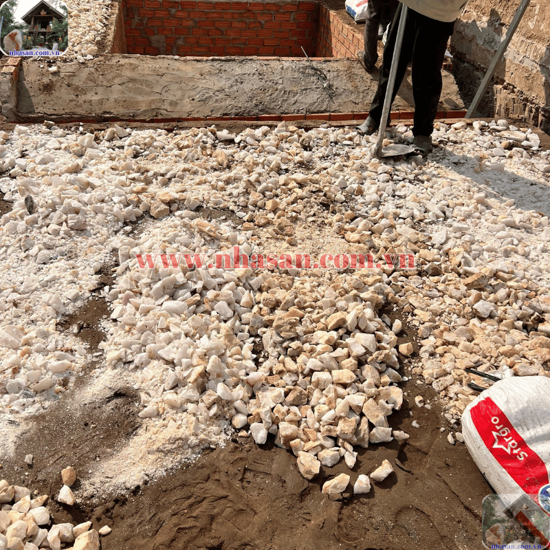 Thạch anh vụn được dùng để rải nền tạo độ bền, tấm lưới bảo vệ vô hình Thạch anh vụn được dùng để rải nền tạo độ bền, tấm lưới bảo vệ vô hình