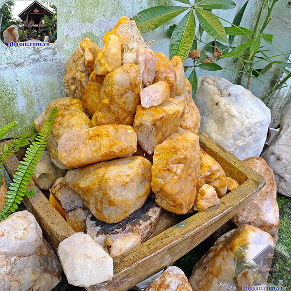 Thạch thủy bình phong thủy kết hợp từ đá thạch anh lớn nhỏ lộn xộn Thạch thủy bình phong thủy kết hợp từ đá thạch anh lớn nhỏ lộn xộn