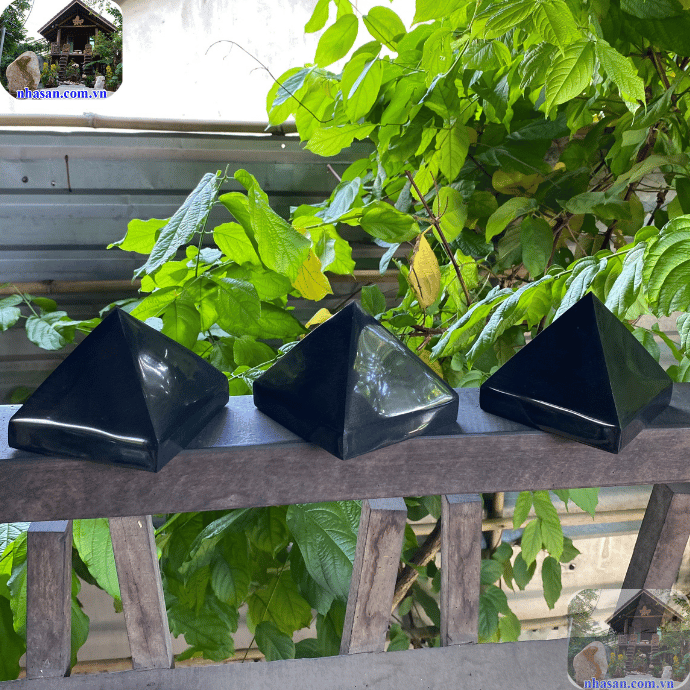 Tháp đá obsidian giúp xua đuổi âm khí tiêu cực Tháp đá obsidian giúp xua đuổi âm khí tiêu cực