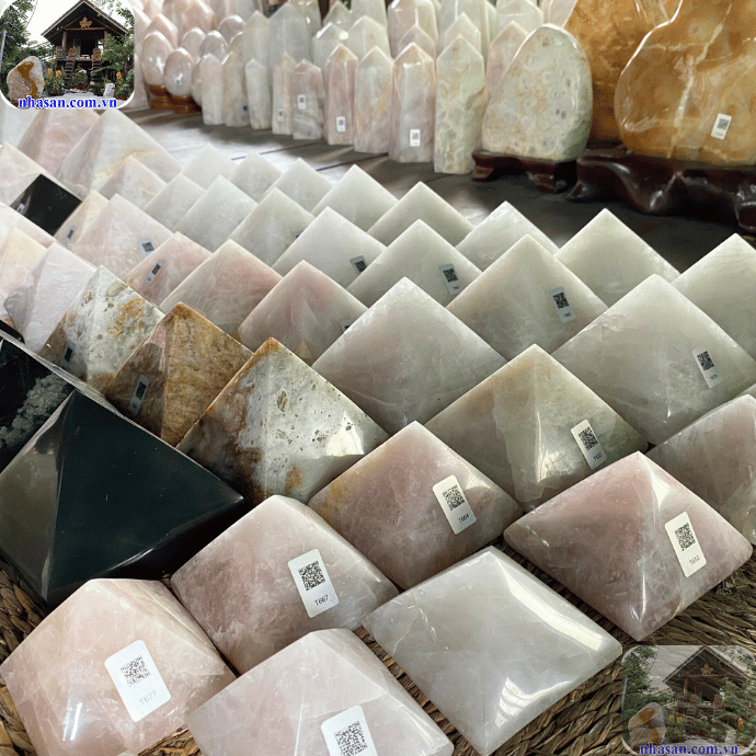 Tháp đá phong thủy là biểu tượng của thịnh vượng, may mắn và cân bằng năng lượng Tháp đá phong thủy là biểu tượng của thịnh vượng, may mắn và cân bằng năng lượng