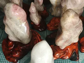 Selling quartz stones in Dong Thap