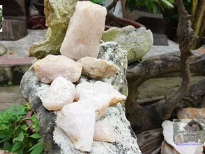 How to properly use crushed quartz stone to spread the floor