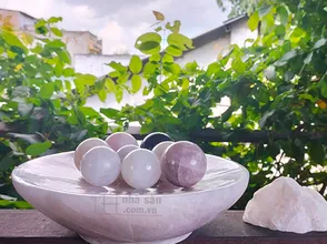 Uses and meanings of quartz stone discs