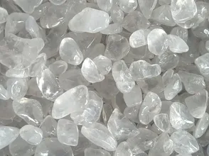 Polished white quartz chips