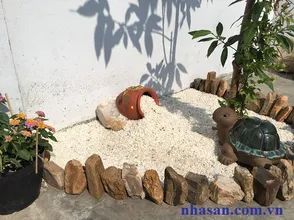 Using small crushed quartz stone to enhance the vitality of the garden corner.