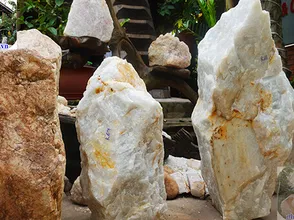 Dissolve the bad direction of the house with quartz stone pillars