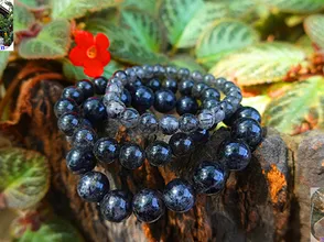 What color feng shui stone do Menh Thuy wear to attract fortune?