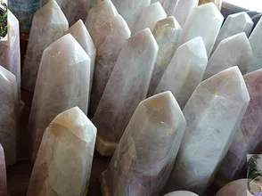 If you want the house to have vitality, place quartz stone pillars at these positions in the house