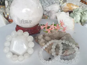 What is the white quartz stone ball for?