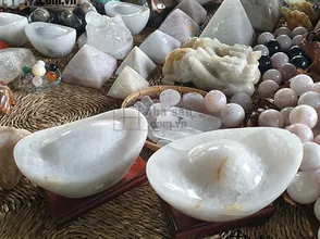 Why do people use quartz so much?