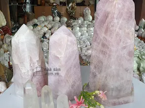 What are the uses of natural quartz stone pillars?