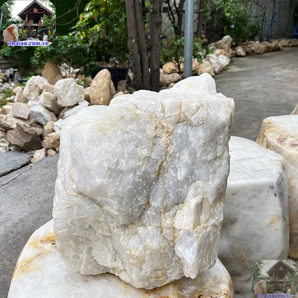Đá  thạch anh trắng nguyên khối - tăng sinh khí, tài lộc và bảo vệ nhà