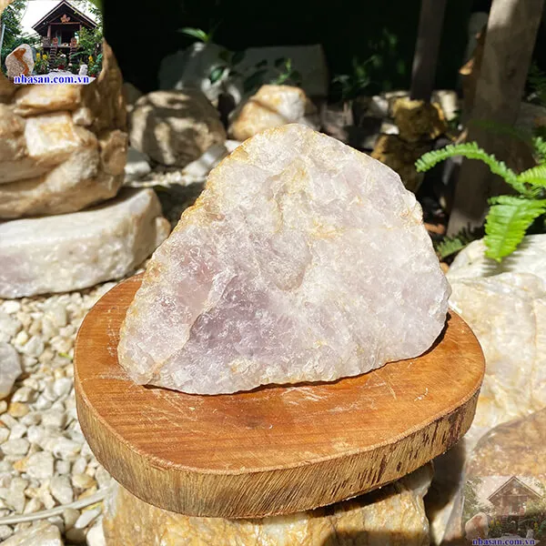 Đá thạch anh hồng thô 1.9kg (10x18 cm) tuyệt đẹp