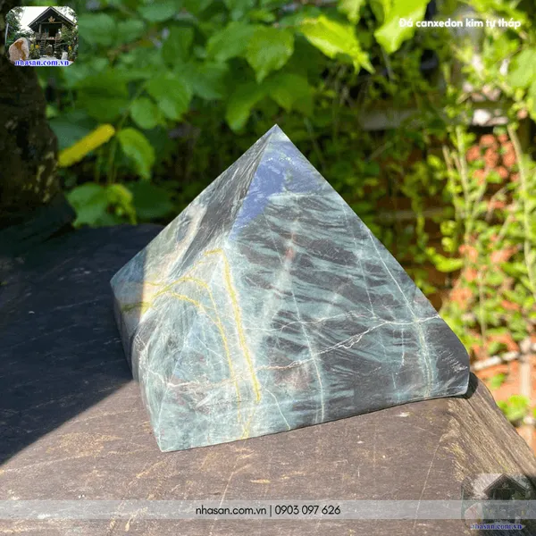 Đá canxedon kim tự tháp 1kg, cao 8.5cm x ngang 9.8cm -T723