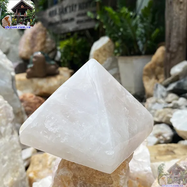 Đá thạch anh kim tự tháp 1.1kg, cao 8cm x ngang 10cm - T679