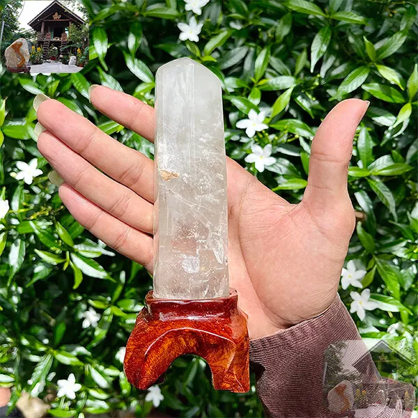 White quartz crystal pillar T227