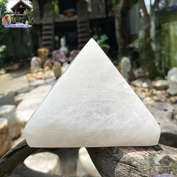Kim tự tháp thạch anh trắng 1.12kg, cao 8cm x ngang 10cm - T662