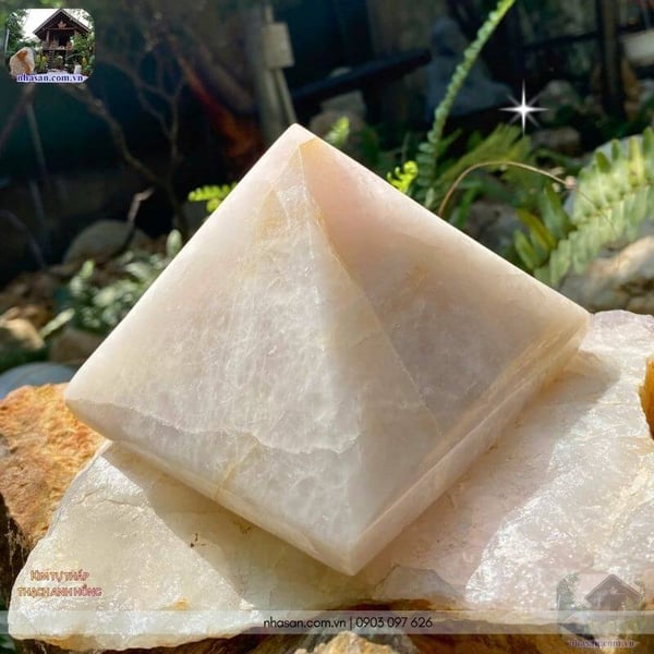 Kim tự tháp đá thạch anh hồng 1.16kg, cao 11cm x ngang 11.5cm - T464