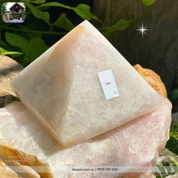 Kim tự tháp đá thạch anh hồng 1.16kg, cao 11cm x ngang 11.5cm - T464