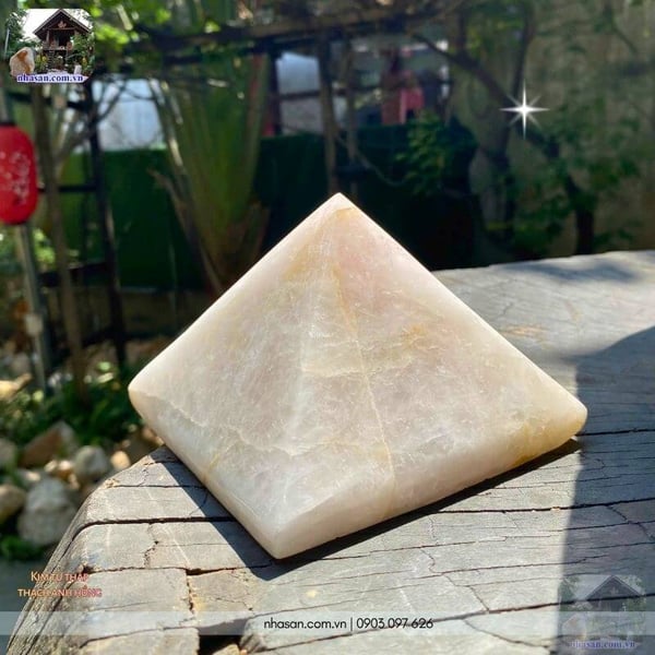 Kim tự tháp đá thạch anh hồng 1.16kg, cao 11cm x ngang 11.5cm - T464