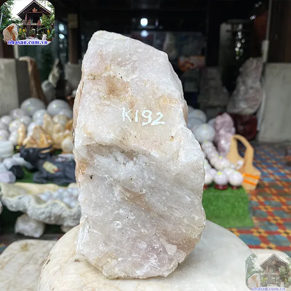 Trụ đá thạch anh hồng phong thủy cho khu vực tài lộc trong phòng tắm