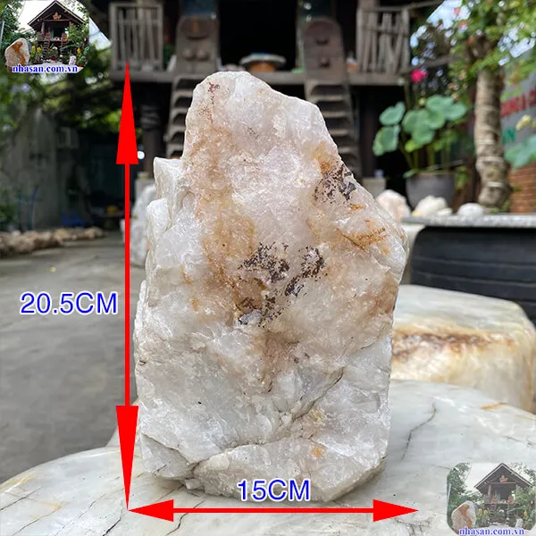Trụ đá thạch anh hồng phong thủy cho khu vực tài lộc trong phòng tắm