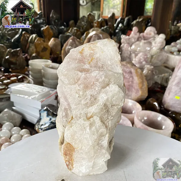 Trụ đá thạch anh hồng phong thủy cho khu vực tài lộc trong phòng tắm