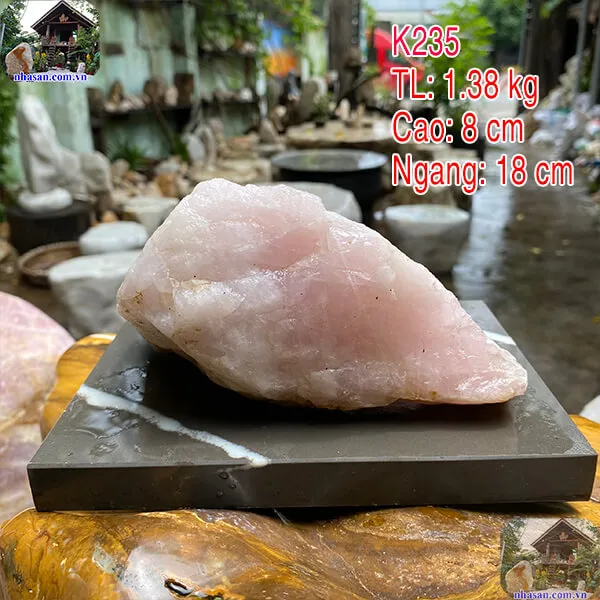 Đá thạch anh hồng thô 1.38kg (8x18cm) Vật phẩm phong thủy trang trí 