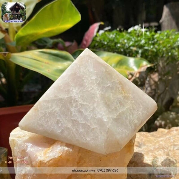 Kim tự tháp thạch anh hồng 0.7kg, cao 7.5cm x ngang 10cm - T532