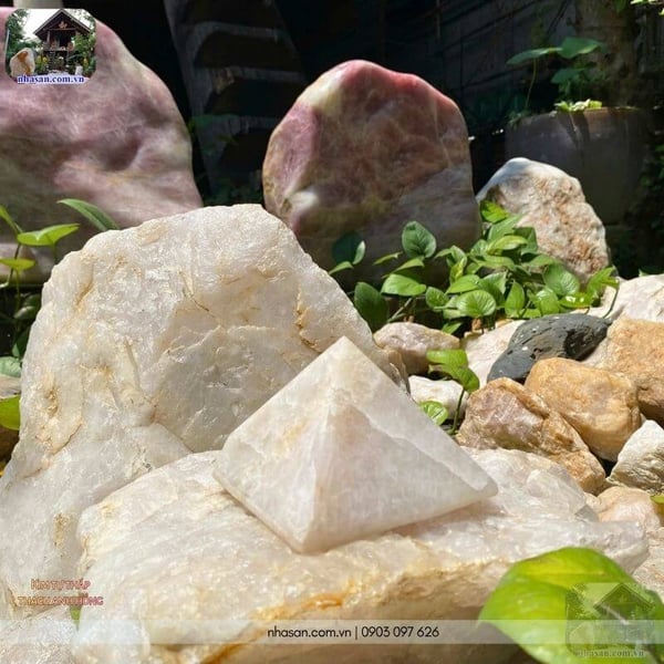 Kim tự tháp thạch anh hồng 0.7kg, cao 7.5cm x ngang 10cm - T532