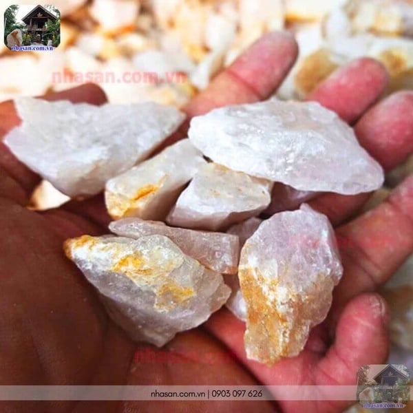 Đá thạch anh vụn hồng kích thước 1x2 rải nền nhà trấn trạch