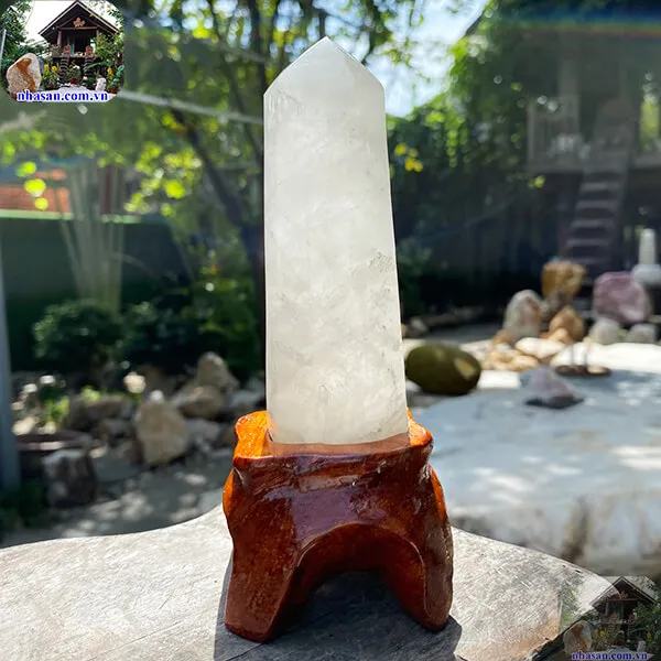 White quartz crystal pillar T229