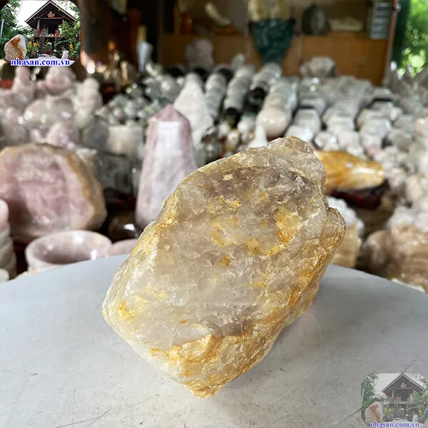 Đá thạch anh hồng thô mang đến tài lộc, may mắn, bình yên và thịnh vượng cho mệnh Hỏa và mệnh Thổ 