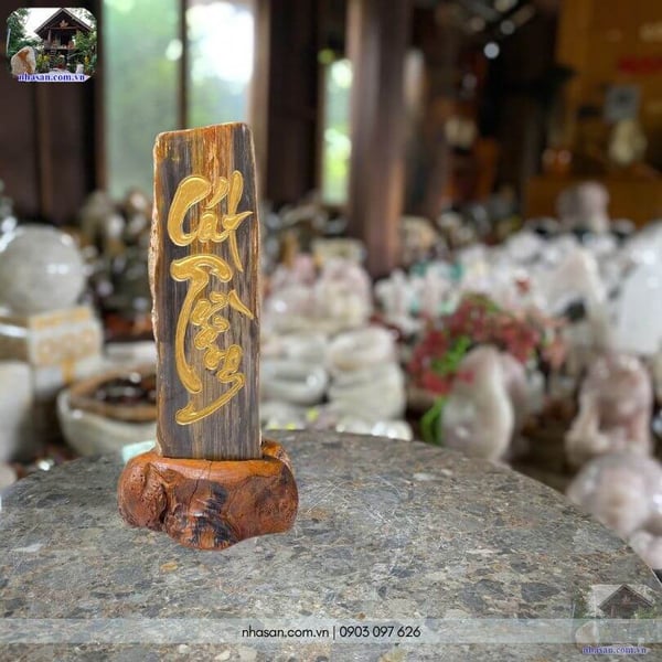 Trụ gỗ hoá thạch tự nhiên khắc chữ "Cát Tường" GHT60 - 720gr