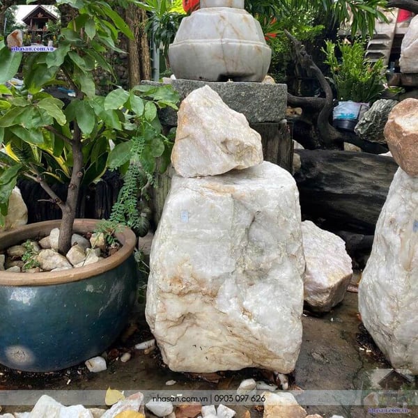 Monolithic white quartz stone