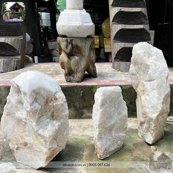 Monolithic white quartz stone