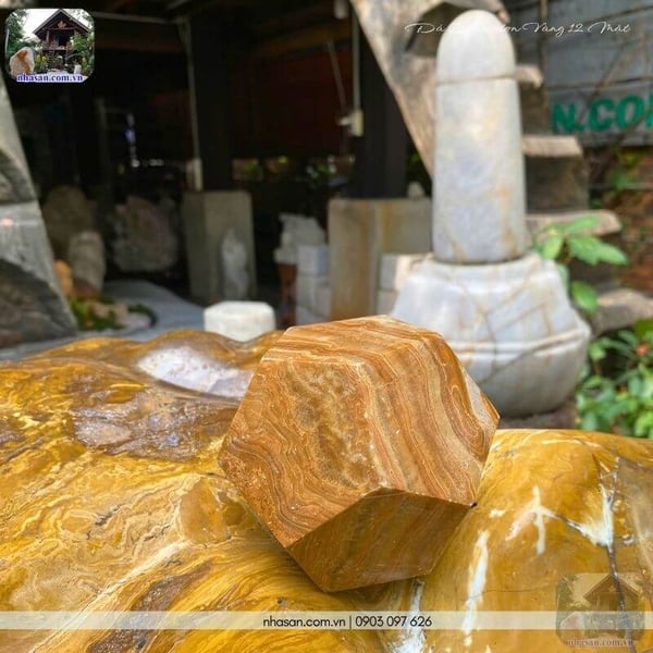 Đá canxedon vàng 12 mặt 1.24kg - 10.5cm - QC1481