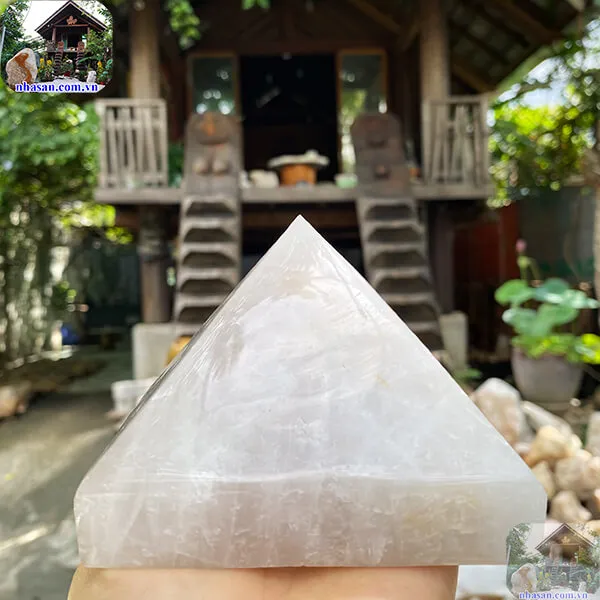 Mệnh Thủy nên để gì trong xe ô tô - Kim tự tháp thạch anh trắng