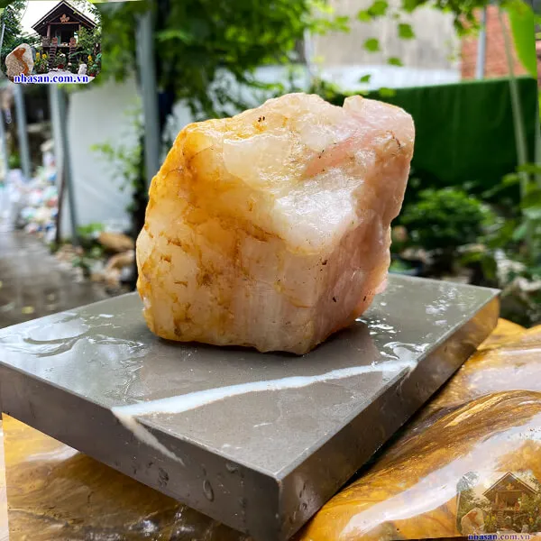 Đá thạch anh thô hồng đậm 0.74kg (9.5x9.5 cm) dùng để chế tác trang sức
