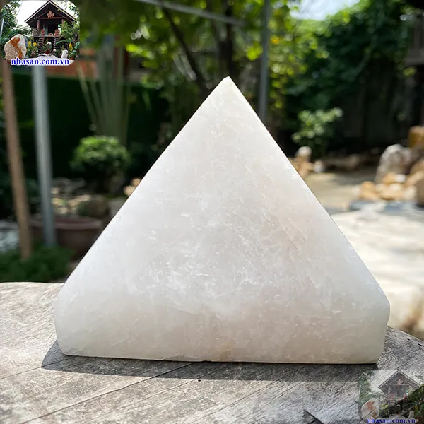 Kim tự tháp bằng đá thạch anh 1.16kg,  cao 8.5cm x ngang 10cm - T663