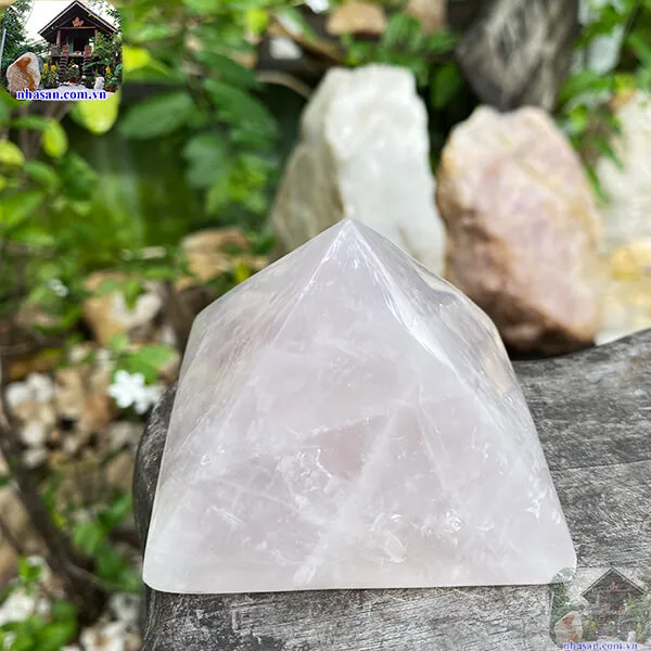 Kim tự tháp đá phong thủy: Giải mã sức mạnh siêu nhiên